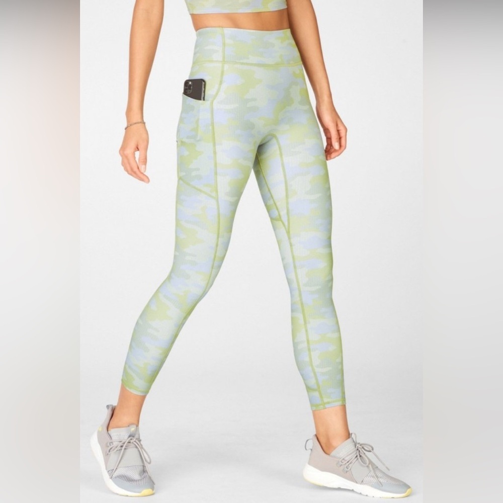 XXS (0-2) High Waisted Motion 365 NWT 7/8 Legging NWT in Grey Pin Dot Camo